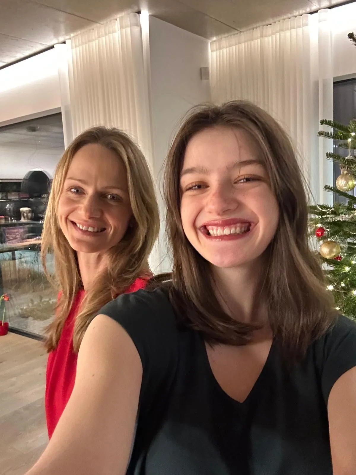 Anetka s maminkou u vánočního stromku